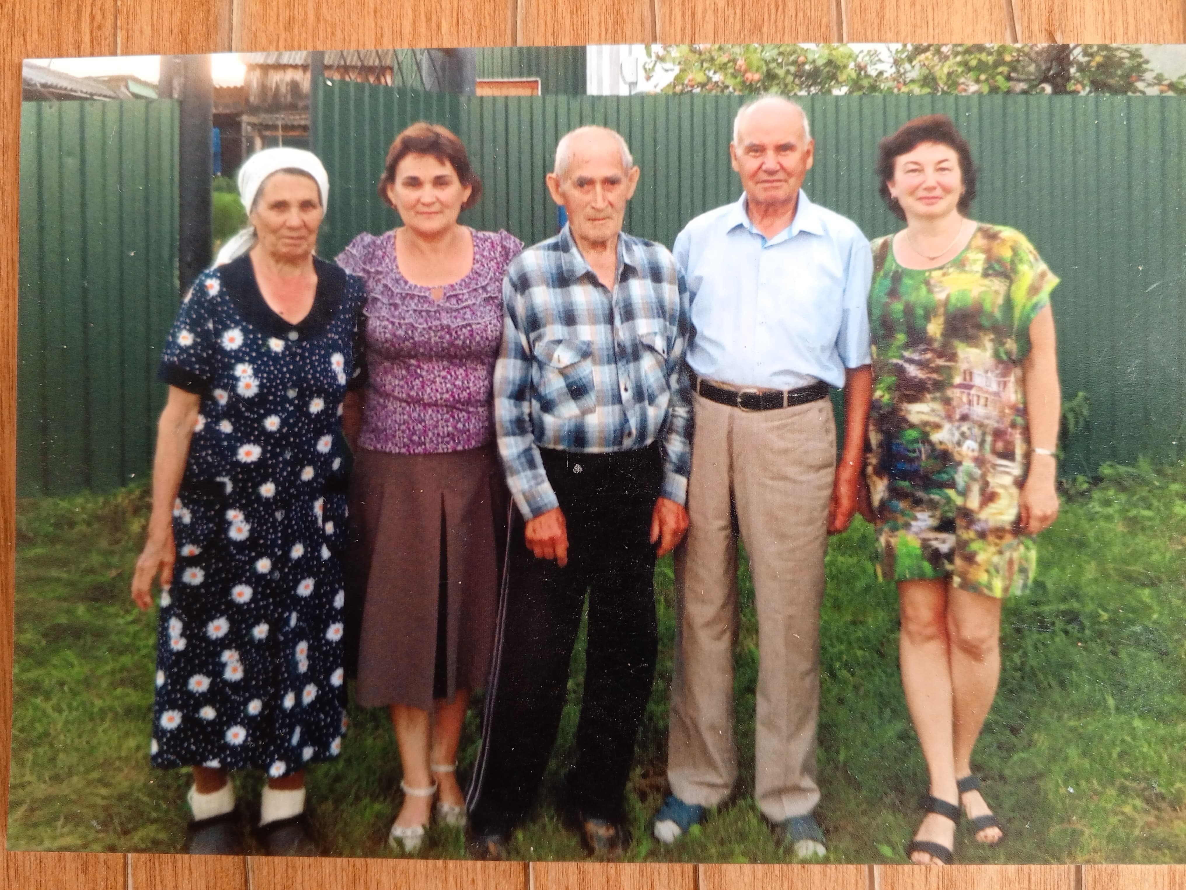 Кулга алып гәзит укуга җитми инде