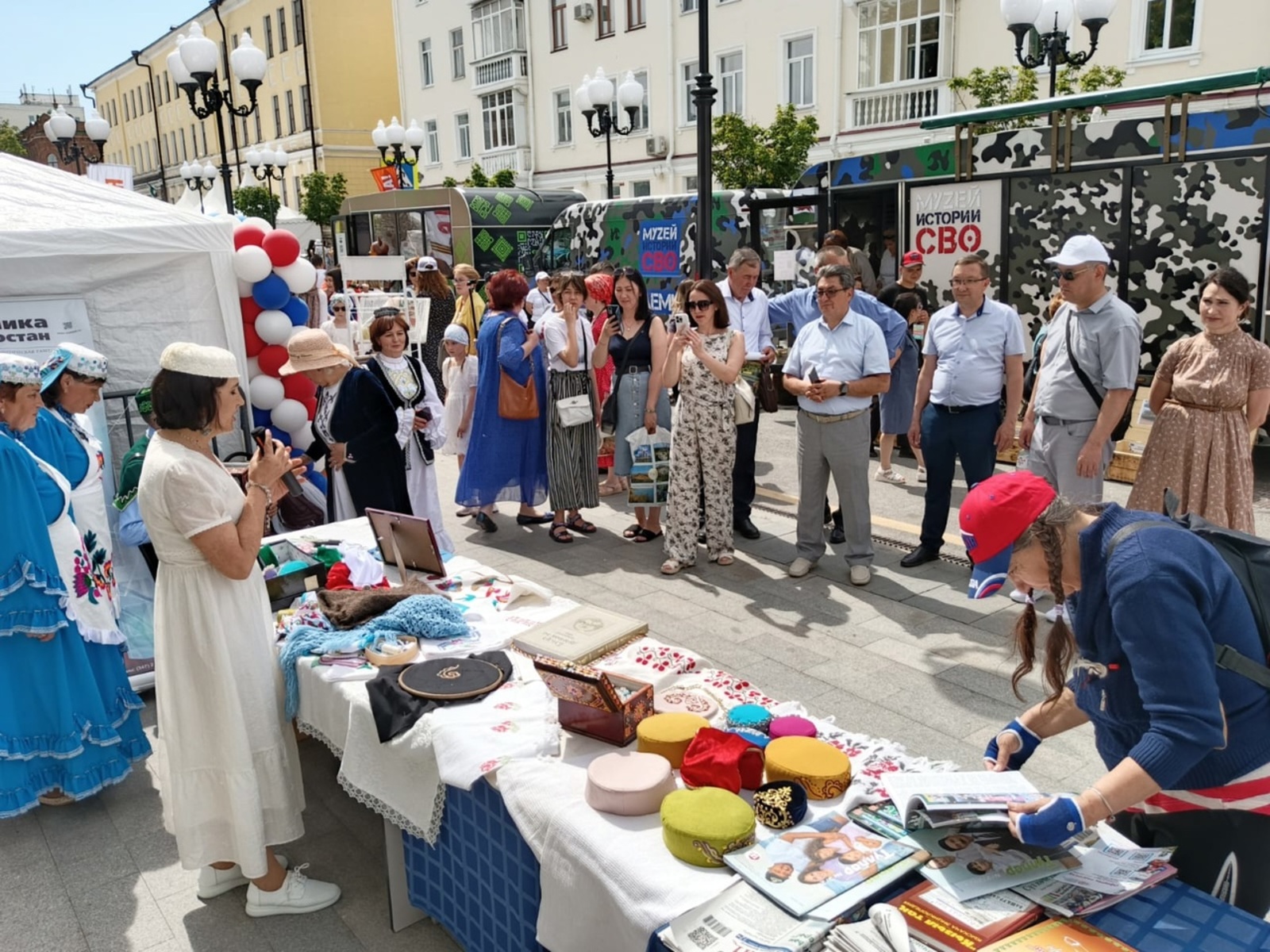 Китап бәйрәмендә "Кызыл таң" ярты мәйданны җыйды!