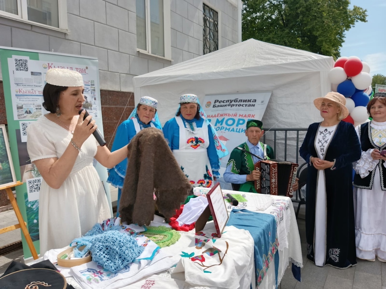 Китап бәйрәмендә "Кызыл таң" ярты мәйданны җыйды!